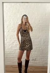 Minivestido con espalda descubierta y estampado animal print con lentejuelas.