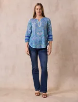Blusa estampada marca Ruby Rd, con cuello redondo y escote en V con aplique metálico. Mangas ¾ con aplique de crochet.