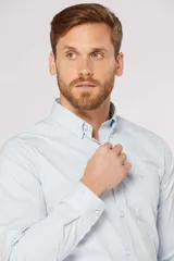 Camisa de manga larga lisa con spandex, con bolsillo en el pecho y cuello abotonado.