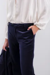 Pantalón de terciopelo color borgoña, estilo oxford, con acceso por cartera oculta con cierre, gancho metálico y botón interno en cintura. Bolsillos diagonales y bolsillo ojal en espalda.