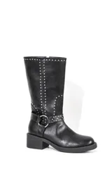 Bota marrón de caña media con hebilla y tachas.
