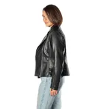 Campera negra de cuero sintético con cierre asimétrico, cuello solapa con botones a presión, dos bolsillos frontales con cierre y herrajes plateados.