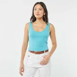 Musculosa celeste de punto canalé con escote redondo.