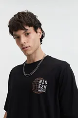 Remera celeste de manga corta con estampado de mapa en la espalda.