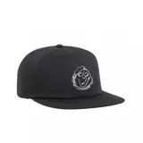 Gorra negra de algodón con visera plana y logo bordado en blanco en el frente.
