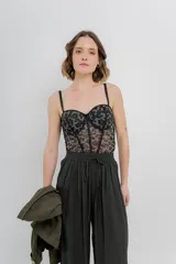 Corset de tul elástico con estampado animal print en tonos neutros. Diseño con copas armadas, ballenas estructuradas, recortes que estilizan, breteles regulables y cierre trasero con broches.