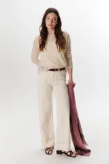 Pantalón negro de corte recto, pierna ancha y tiro alto, con detalles de pespuntes blancos a contratono.