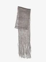 Bufanda rectangular color gris plateado, de tejido calado con flecos.