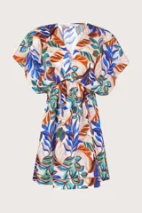 Vestido corto de manga mariposa, escote en V y cintura ajustada con frunce. Presenta un estampado botánico vibrante sobre fondo blanco, con hojas en tonos azules, naranjas y verdes.