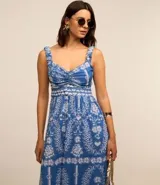 Vestido midi de tule con estampa étnica, escote corazón fruncido y breteles finos.