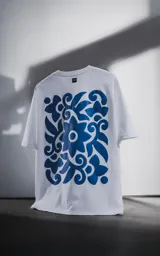 Remera blanca de corte recto con estampado floral azul en la espalda.