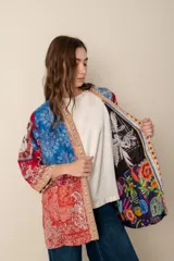 Kimono reversible de seda con estampado floral y de aves en tonos negros, azules y naranjas.