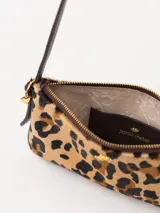 Mini cartera plateada de cuero con correa fina del mismo material y aplique metálico JCH en el frente.