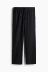 Pantalón negro de corte recto, confeccionado en mezcla de lino y algodón. Presenta cintura elástica con cordón ajustable, bolsillos laterales y bolsillo trasero insertado.