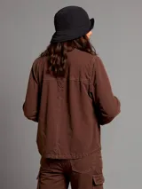 Sobrecamisa marrón con costuras en verde claro, cierre frontal con botones metálicos, bolsillos de parche en el pecho y corte recto.