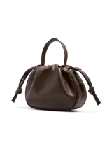 Cartera marrón de efecto cuero con asa superior y correa ajustable. Cierre magnético y bolsillo interior.