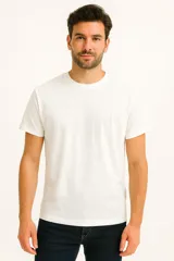 Remera blanca de algodón, manga corta y cuello redondo.