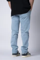 Pantalón de jean gris oscuro, de corte recto, con bolsillos delanteros y traseros.