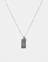 Cadena corta plateada con dije rectangular con el signo zodiacal Aries y un dije redondo pequeño.