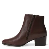 Botas de caña baja color marrón con diseño moderno, equipadas con elástico y cierre lateral para un ajuste cómodo.