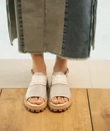 Sandalias de cuero color suela con plataforma y hebilla ajustable.