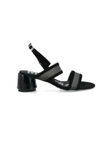 Sandalias rojas con taco redondo de 6 cm. Presentan tiras anchas en el empeine, combinando gamuza y material translúcido de PU, y una tira fina con hebilla ajustable en el tobillo.