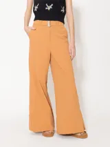 Pantalón de poplin 4way color azul marino, de corte wide leg, con lazo y elástico en la cintura, hebillas de enganche personalizados, presillas en la cintura, cierre a tono, gancho pantalonero, botón interno teñido a tono de tela, aberturas laterales inferiores, bolsillos laterales y bolsillos ojales en espalda.