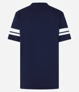 Remera azul marino de algodón con cuello en V y mangas cortas con rayas blancas. Estampa frontal con texto "Beverly Hills Golf Club 1997 Local League" en blanco.