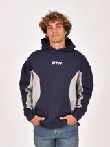 Buzo con capucha tipo canguro, color negro, con paneles laterales y mangas en gris claro, separados por ribetes blancos. Presenta un estampado frontal con las letras "GTR" en blanco.