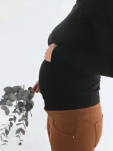 Pantalón de jean de corte recto color marrón, con cintura alta elástica para mayor comodidad durante el embarazo.