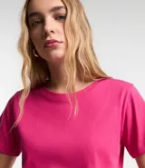 Blusa básica de algodón color tostado, de manga corta con dobladillo y nudo frontal.
