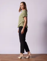 Remera verde con tejido melange, escote en V y aplique de crochet en la parte delantera.
