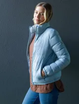 Campera puffer reversible Michael Kors color rosa con estampado de logos MK en un lado y liso en el otro. Tiene cierre central metálico, bolsillos delanteros y avíos metálicos con logo. Incluye bolsa autoportante.