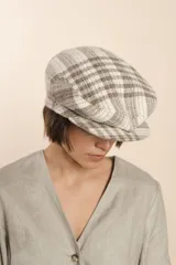 Boina marrón de lana fina uruguaya 100% natural sin teñir, con visera.