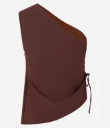 Blusa de viscosa color marrón chocolate, con escote asimétrico de un solo hombro, bretel ancho y regulador lateral.
