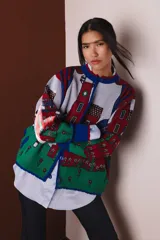 Cárdigan tejido en jacquard con diseño de casas en tonos gris, rojo, verde y azul.