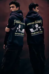 Canguro marrón con capucha y cordones ajustables, bolsillo tipo canguro y puños y bajo acanalados. Estampado pequeño en el pecho con la leyenda "Peanuts Records".