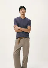 Camiseta de manga corta color rojo con cuello en V.