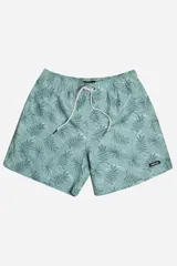 Short de baño celeste con estampado de hojas y palmeras en tonos grises y blancos. Tiene cintura elástica con cordón ajustable, dos bolsillos laterales y uno trasero.