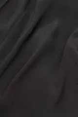 Pantalón negro de crepe con cintura elastizada, corte recto y bolsillos laterales.