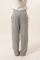 Pantalón holgado a rayas verticales en tonos gris y blanco, con cintura elástica ajustable mediante cordón.