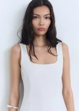 Vestido blanco corto con breteles anchos y escote cuadrado. Diseño entallado sin cierre.