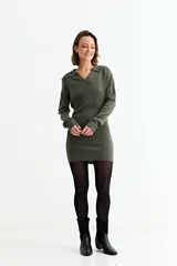 Vestido corto de tejido de punto acanalado color verde militar, de manga larga y cuello polo con escote en V.