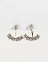 Par de aros pasantes plateados con forma de flor con strass y dije desmontable con forma de media luna con strass.
