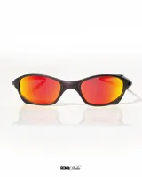 Lentes de sol deportivos con montura negra y lentes espejados de color rojo y amarillo.