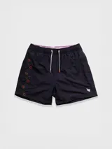 Short de baño marrón con bordado de enredadera en la pierna, cintura elástica con cordón regulable, bolsillos laterales y trasero con cierre.