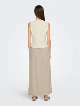 Chaleco sastrero color crema confeccionado en tejido liviano de viscosa y lino, con cierre de botones y bolsillos frontales.