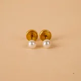 Par de aros abridores de oro amarillo 18k con perlas de cultivo.