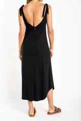 Vestido midi negro de viscosa con breteles finos y escote en V.