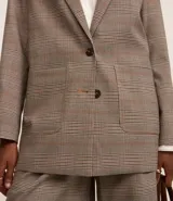 Blazer oversized con estampado de cuadros, cierre simple con dos botones, solapas de muesca y bolsillos delanteros con solapa.